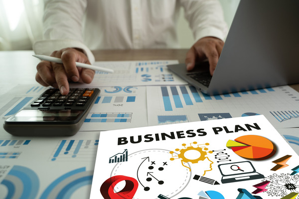 Businessman drawing on virtual screen. investment management concept.