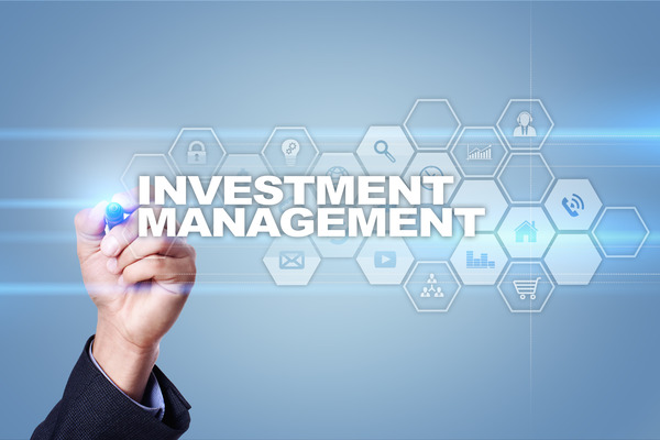 Businessman drawing on virtual screen. investment management concept.